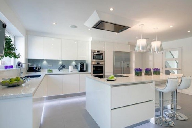 moderna biela kuchynska linka s LED osvetlenim